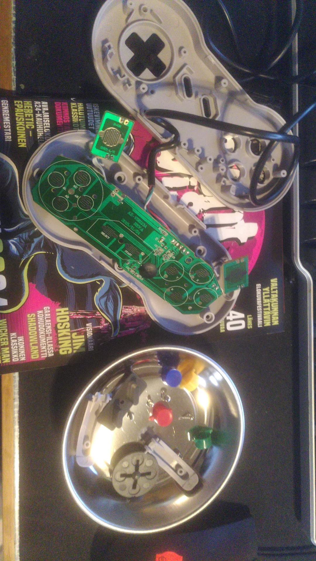 An opened up knock-off SNES USB gamepad